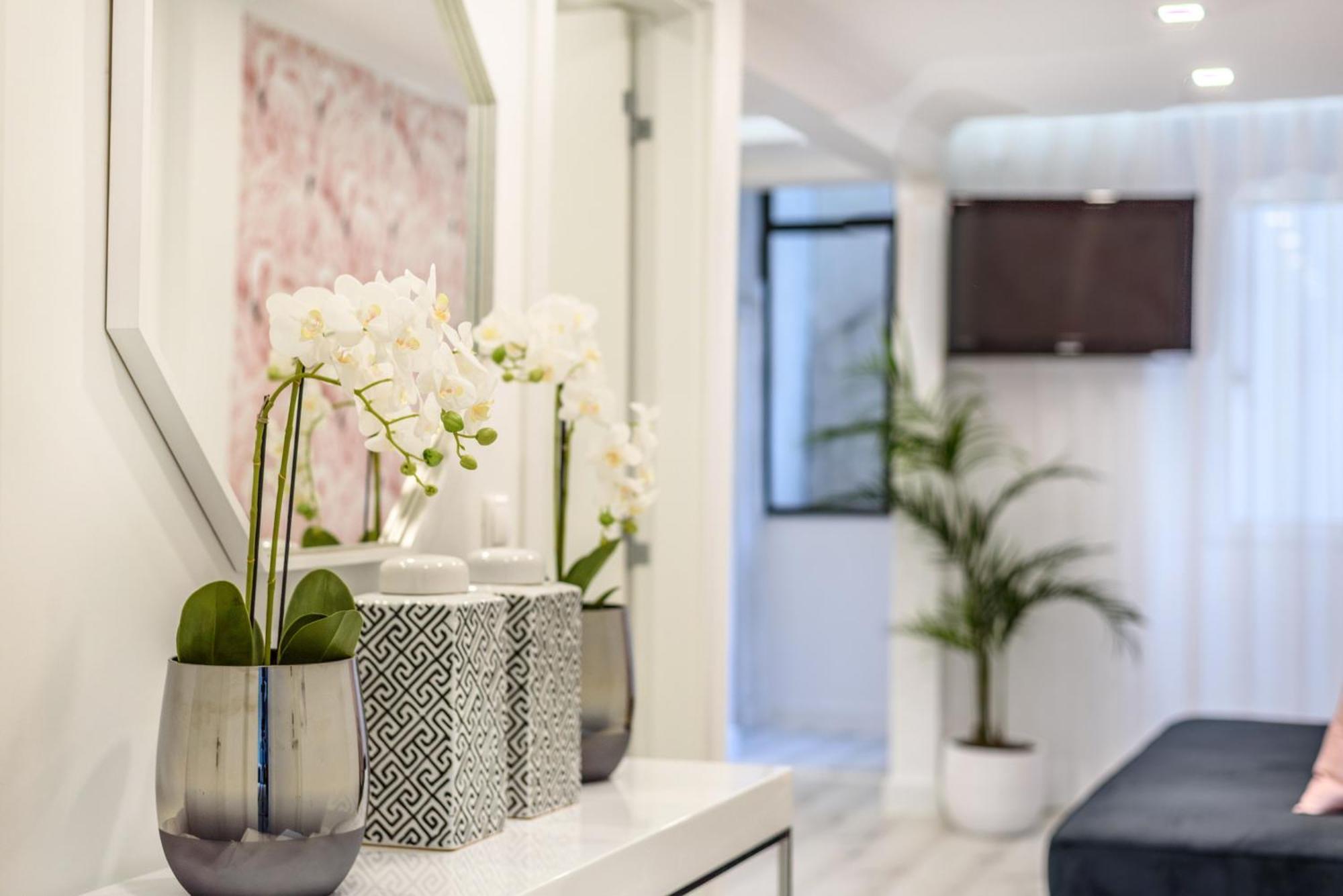 Whome City Chic Escape: Your Stylish Haven In Downtown Lisabona Exterior foto